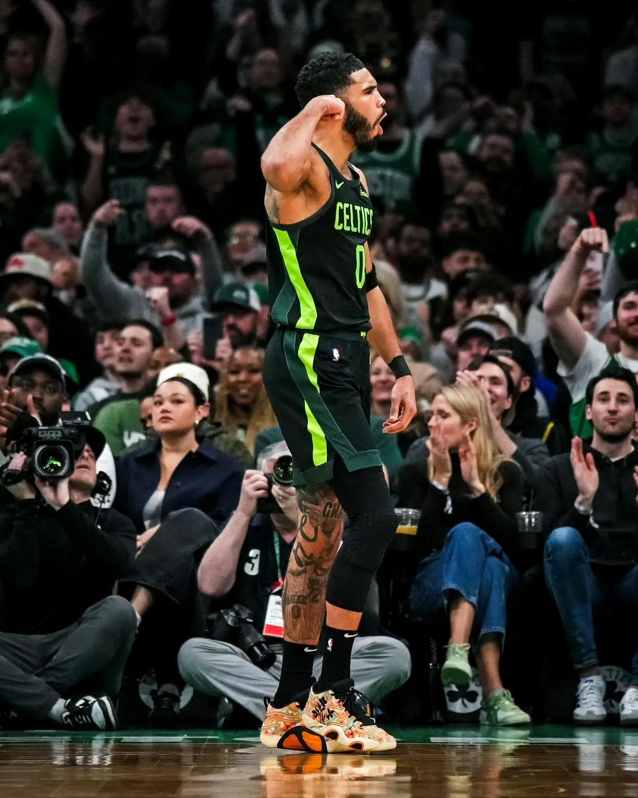 AYX SPORTS-塔图姆意外战胜德国队，出色防守引爆全场！观众掌声雷动(塔图姆防守效率)